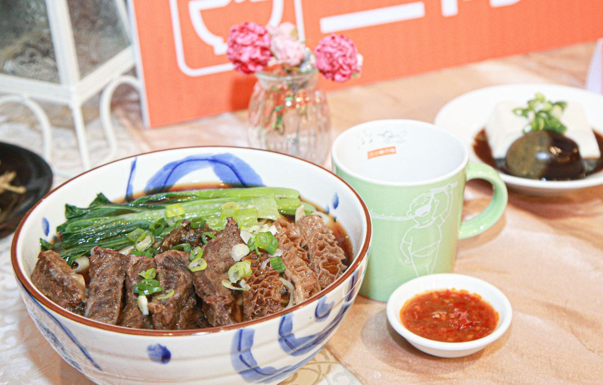 ▲三商巧福生日慶剩3天！招牌「原汁牛肉麵、紅燒排骨飯」全特價95元。福勝亭25日豬排日優惠，5月「厚切活力豬排定食」2份425️元，白飯、味噌湯、高麗菜吃到飽。（圖／記者葉政勳攝）