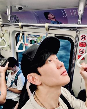 ▲JJ零偽裝搭台北捷運。（圖／翻攝自林俊傑臉書）