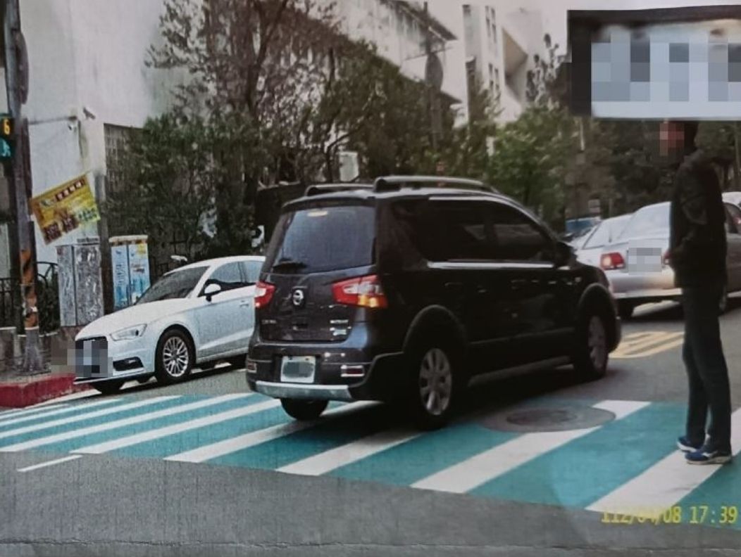 ▲網友分享自己轉彎後，行人才從後面冒出來，結果自己遭到開罰「未禮讓行人」。（圖/爆廢公社二館）