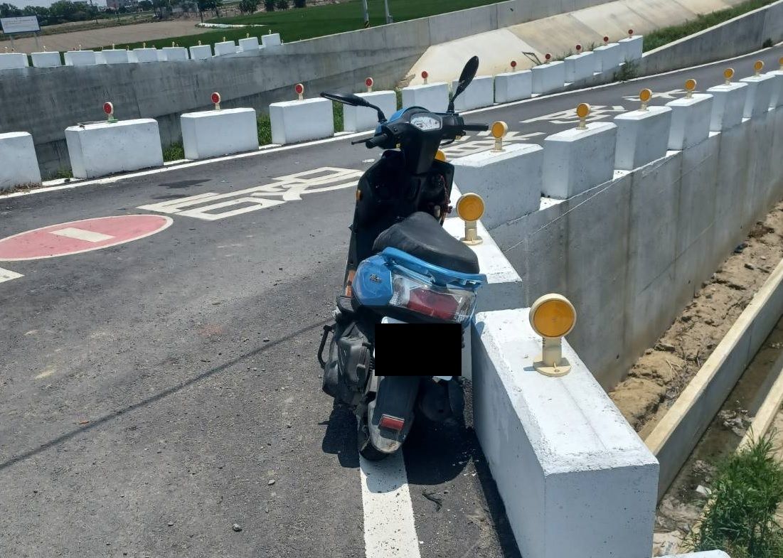 ▲嘉義布袋一名7旬婦人騎乘機車，行經貴舍橋，疑橋體設改建不良，因此撞上橋墩、跌落橋下，導致身體多處骨折，讓居民怒斥根本是「奈何橋」。（圖／民眾提供）