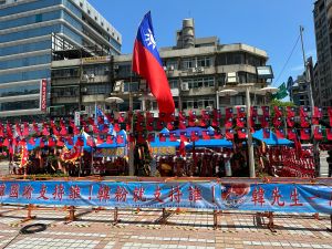 國民黨 ▲國民黨中央黨部前匯集許多韓粉。(圖/記者余祥攝,2023.5.17)