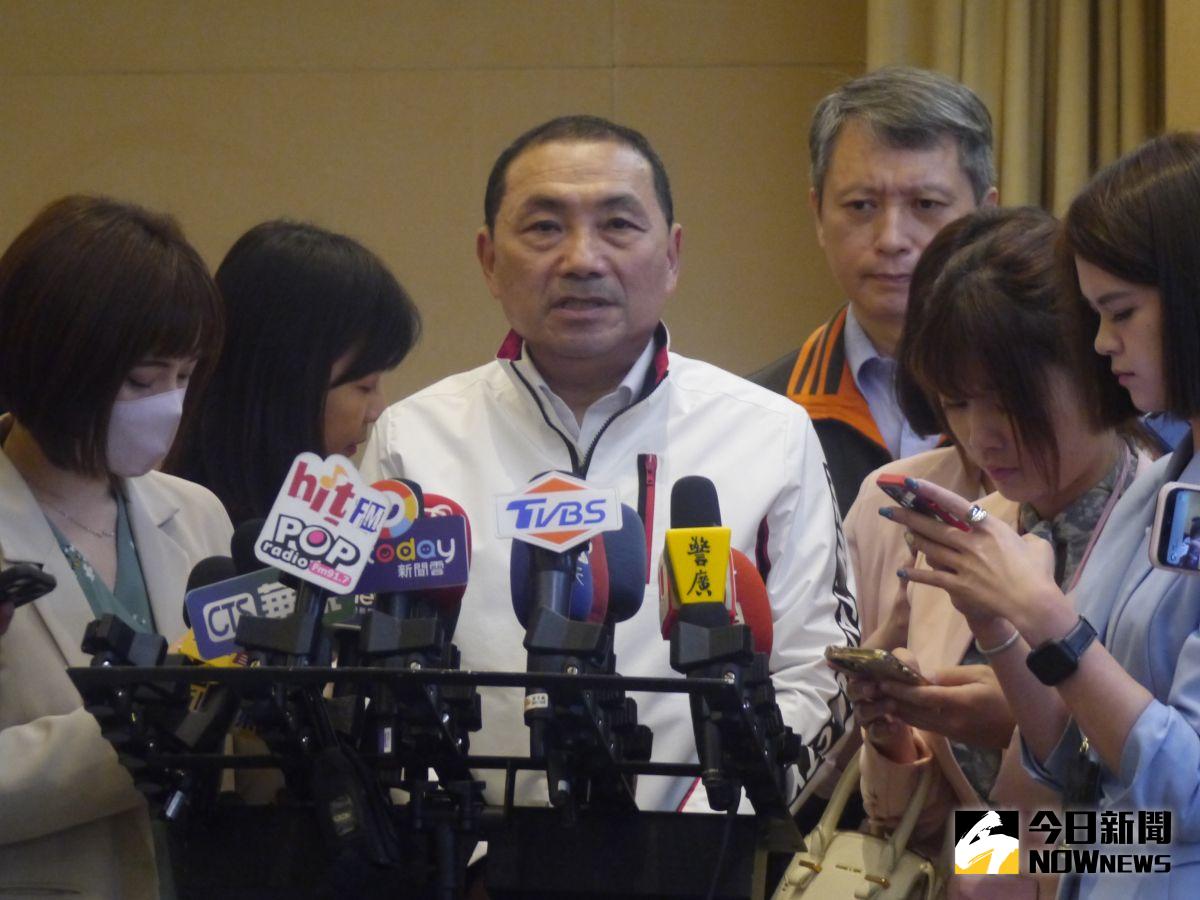 ▲對於若被徵召後如何說服挺郭派支持？侯友宜出席市政會議後受訪回應責任來了我一肩承擔。（圖 ／記者吳嘉億攝，2023.05.17）