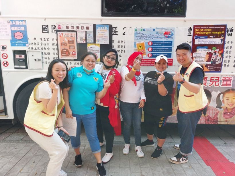 ▲新事社會服務中心熱心協助外籍漁工捐血。（圖／新事社會服務中心提供）