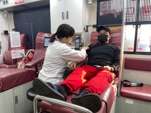 ▲外籍移工為台灣缺血的狀況，自願性地挽起手腕來捐血。（圖／新事社會服務中心提供）