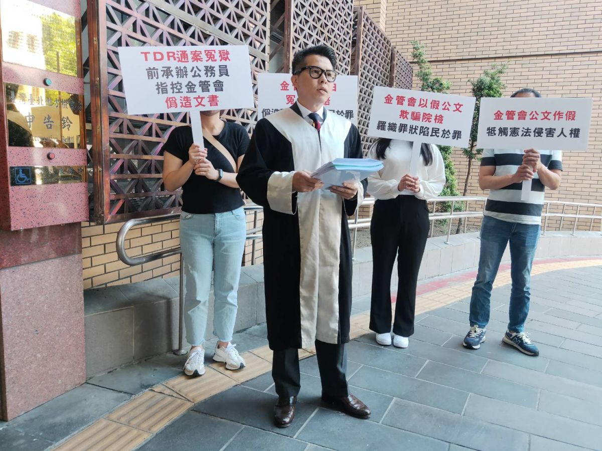 ▲律師楊舜麟替鄒官羽到北檢提告（圖／讀者提供）