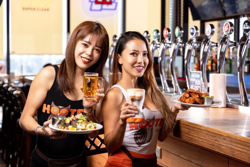 ▲Hooters竹北店即日起到8月31日，週一至週四全天不限時段，推出超過120分鐘內，20種生啤酒與調酒喝到飽。（圖／Hooters竹北店提供）