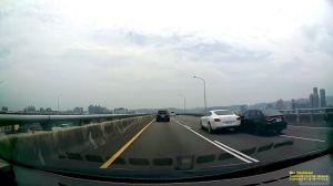 ▲肇事Uber沒打方向燈就變換車道,已明顯違規。(圖/翻攝爆料公社臉書) ▲肇事Uber沒打方向燈就變換車道,已明顯違規。(圖/翻攝爆料公社臉書)