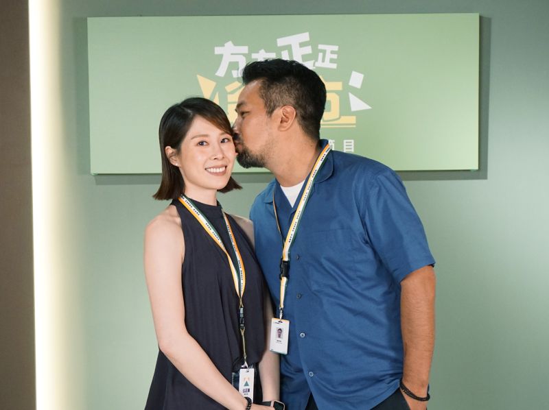 ▲黃健瑋（右）獻吻老婆蔡亘晏，在《人選之人》直播同框宣傳。（圖／大慕影藝提供）