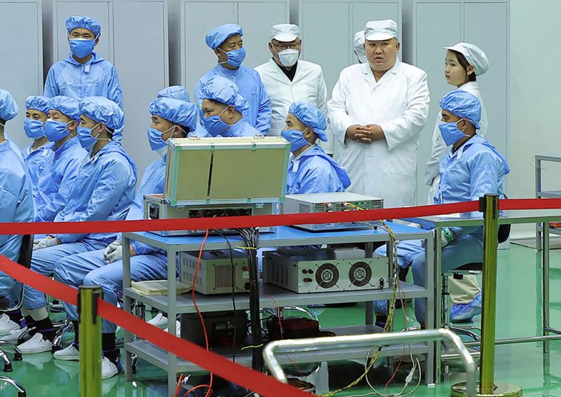 ▲北韓領導人金正恩視察了國內首顆軍事間諜衛星，並批准這顆衛星的「未來行動計畫」。（圖／美聯社／達志影像）