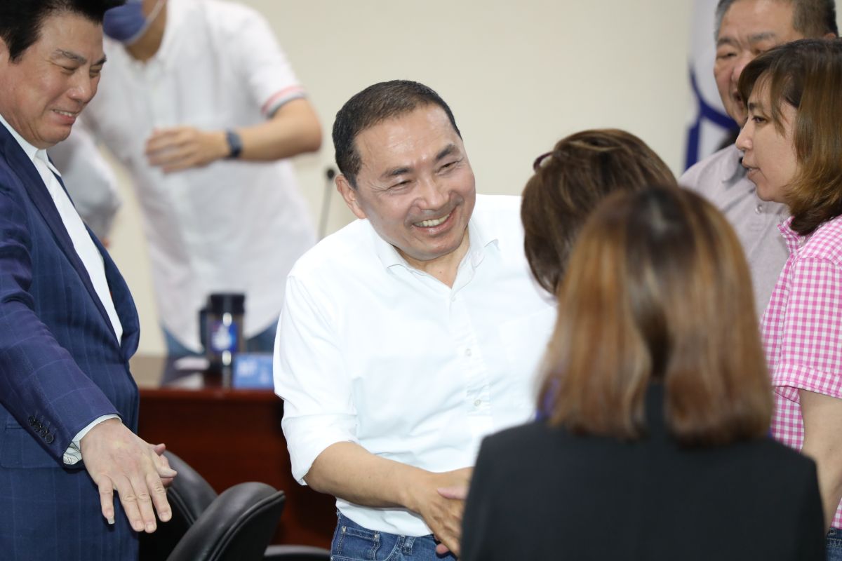 ▲侯友宜向中常委一一致意。（圖／記者陳明中攝，2023.5.17）