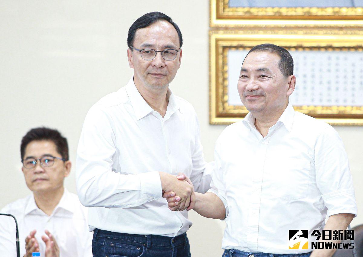▲國民黨黨主主席朱立倫（左）正式宣布徵召新北市長侯友宜（右）為2024總統候選人。（圖／記者葉政勳攝 , 2023.05.17）