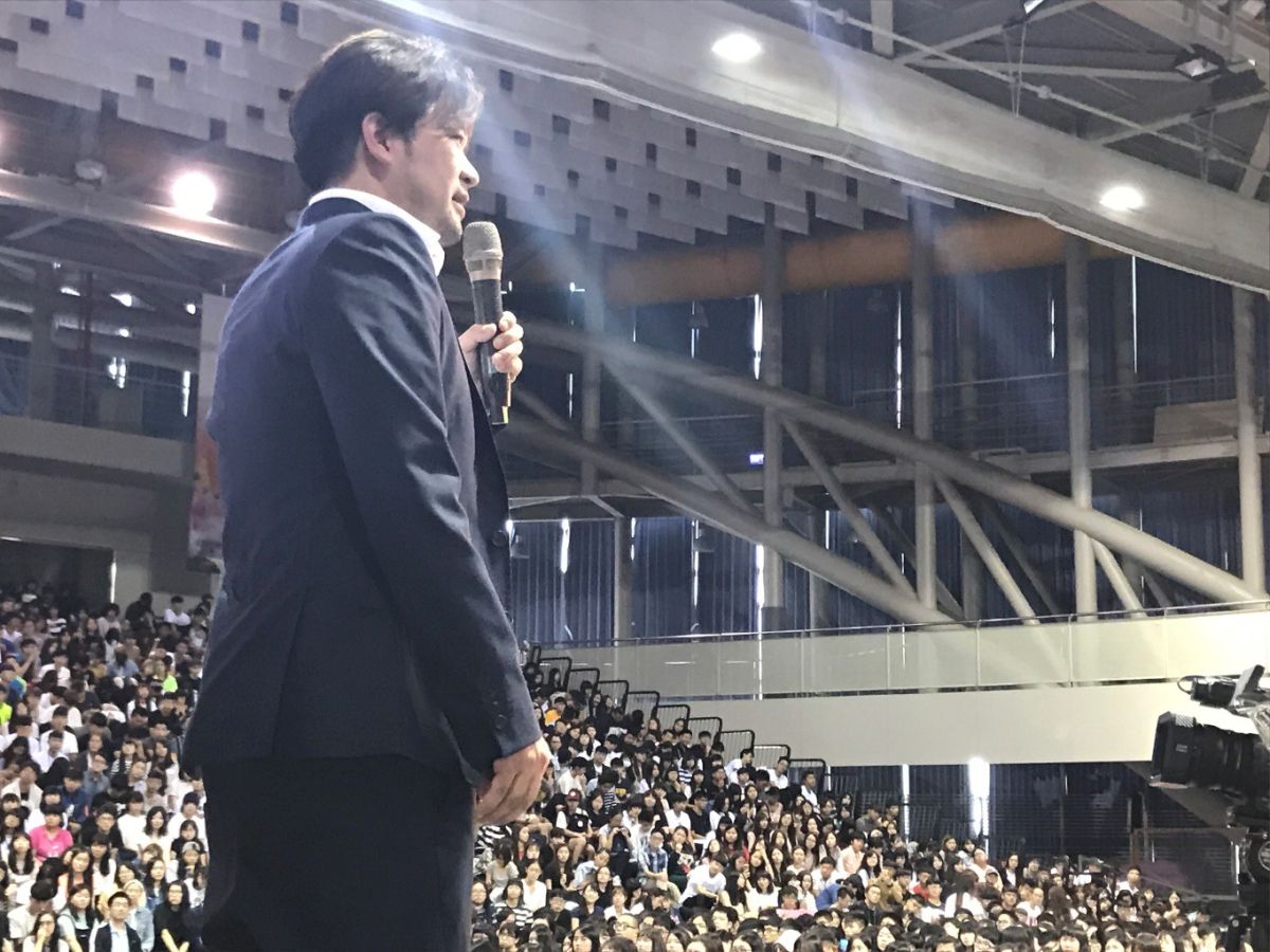 ▲黃至堯博士於畢業季時，受各大專院校邀約，對畢業生進行職涯規劃相關主題演說（圖／影響力教育基金會提供）