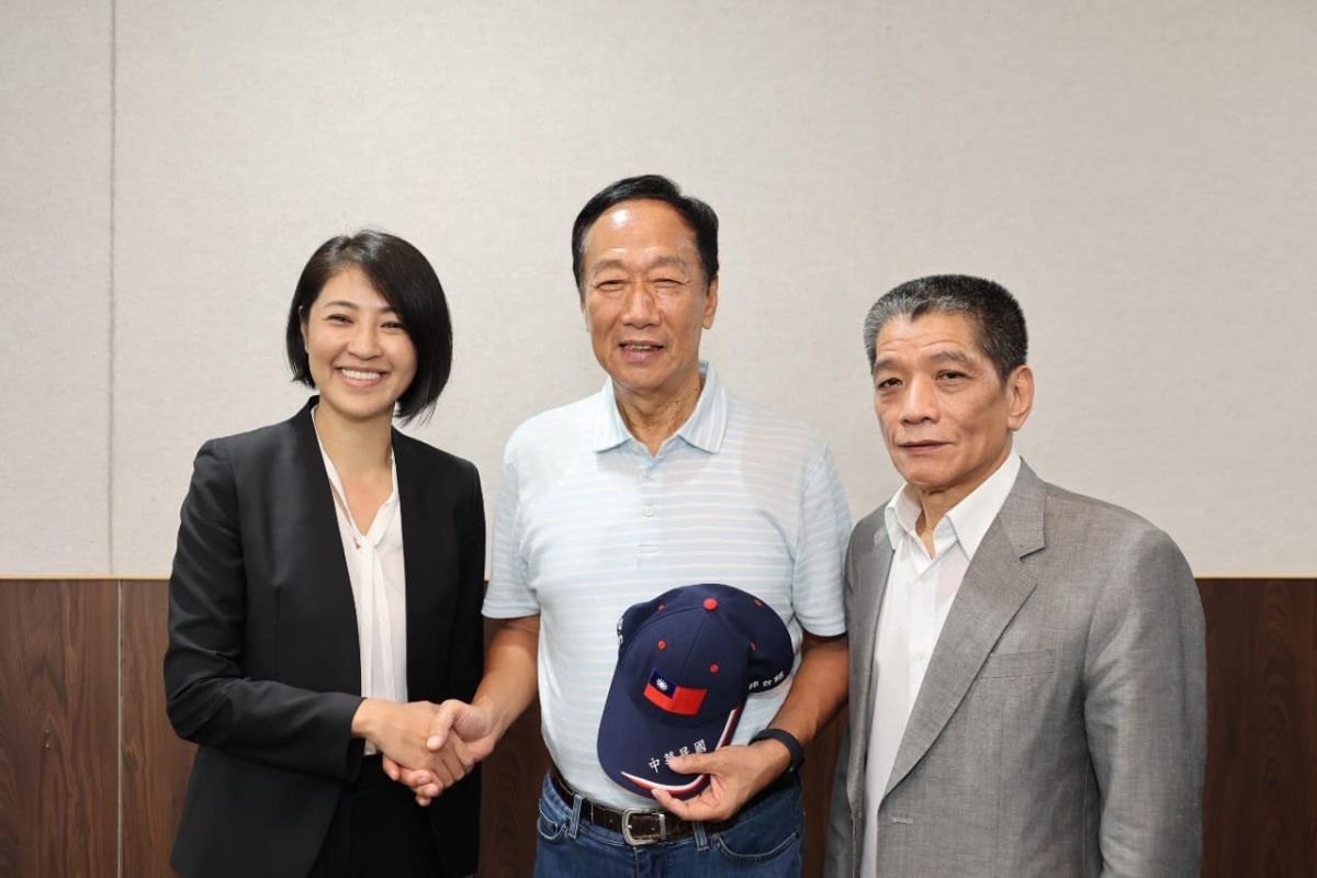 ▲南投女婿郭台銘5月4日曾到南投縣議會拜會何勝豐，和許淑華相見歡。（圖／翻攝郭台銘臉書，2023.05.17）