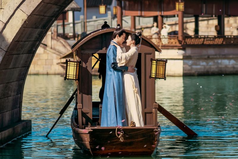 ▲陳曉（左）、劉亦菲船上接吻拍攝一整天。（圖／中視）