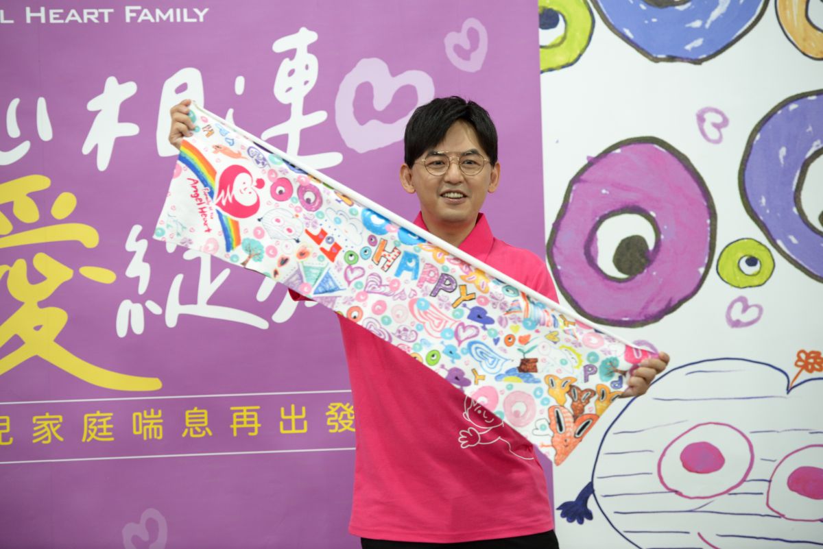 ▲藝人黃子佼今（17）日出席天使心家族公益記者會，透露一歲愛女玉米的驚人存款數字，也揭開第二胎進度。（圖／天使心家族基金會提供）