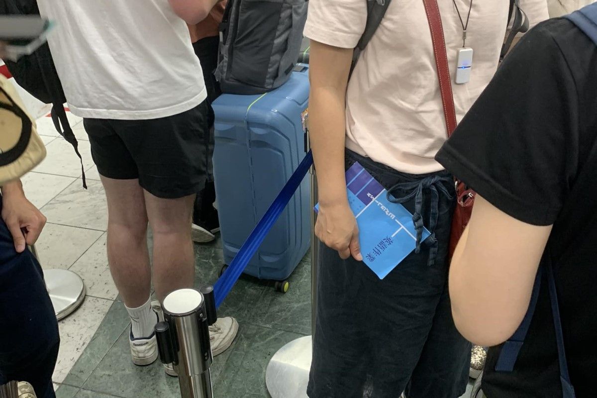 ▲他在日本旅遊見路人拿「英語作業簿」後笑了。（圖／臉書社團《路上觀察學院》） 