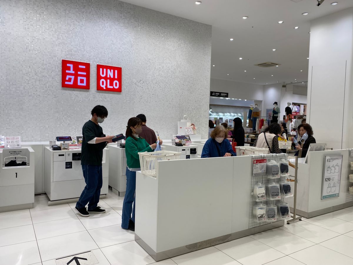 ▲近日有網友好奇，現在日幣貶值嚴重，若專程到日本當地購買UNIQLO商品，不知是否划算？貼文曝光後立刻引起熱議。（圖／記者蕭涵云攝）