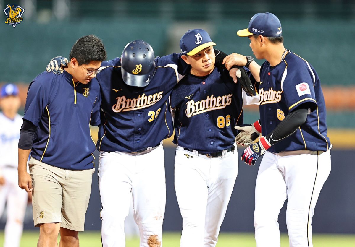 ▲中信兄弟彭政閔總教練攙扶曾頌恩退場。（圖／兄弟提供）