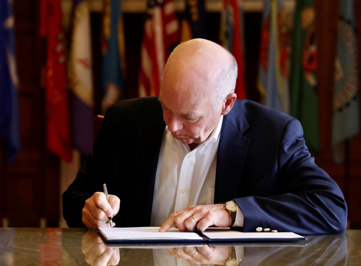 ▲美國蒙大拿州州長吉安福特簽署立法，禁止TikTok在該州營運。（圖／美聯社／達志影像）