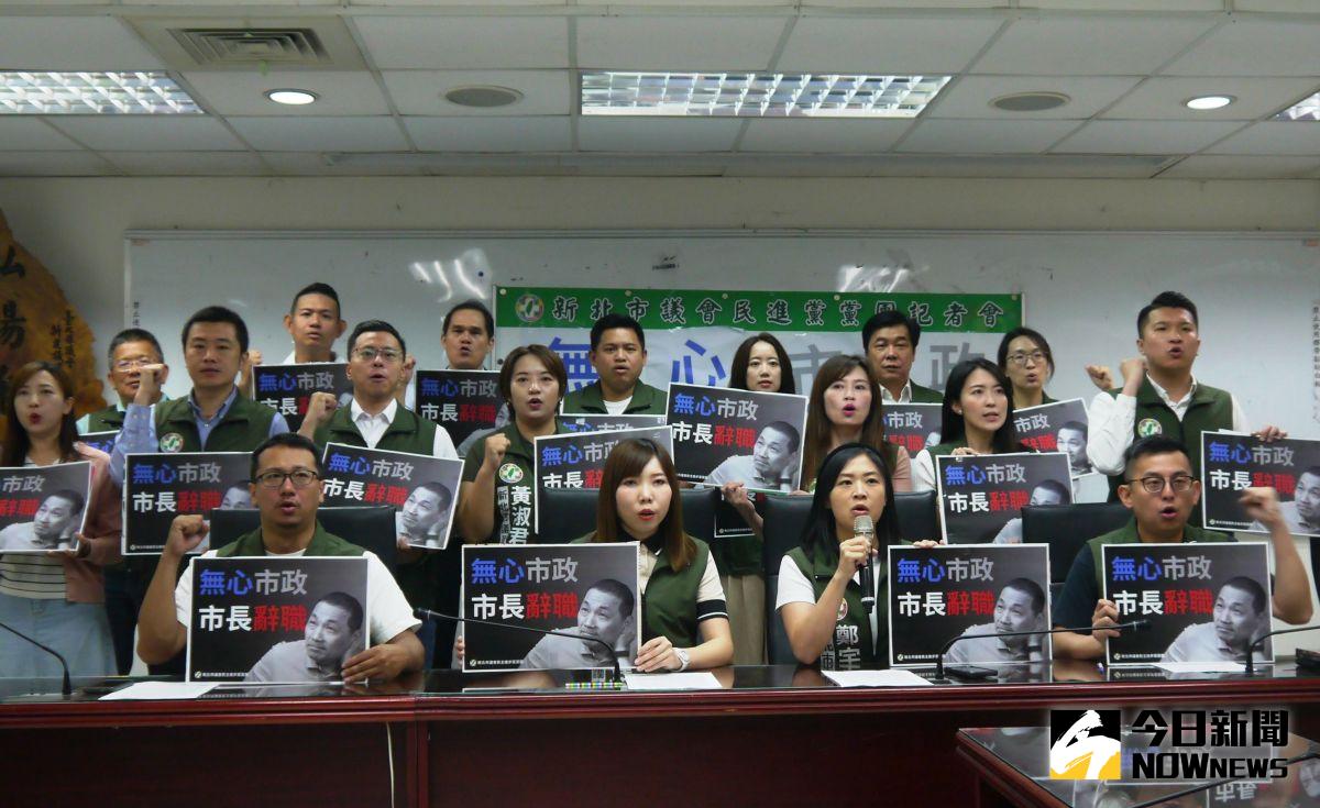 ▲在國民黨正式徵召侯友宜參選總統後，新北市議會民進黨團召開記者會呼籲侯友宜請辭市長專心選總統。（圖 ／記者吳嘉億攝，2023.05.18）