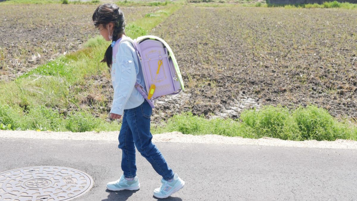 ▲小一女童書包傳出怪聲，打開竟裝著4個月大嬰兒，悲慘身世令人動容。（示意圖，非當事人／取自photoAC）