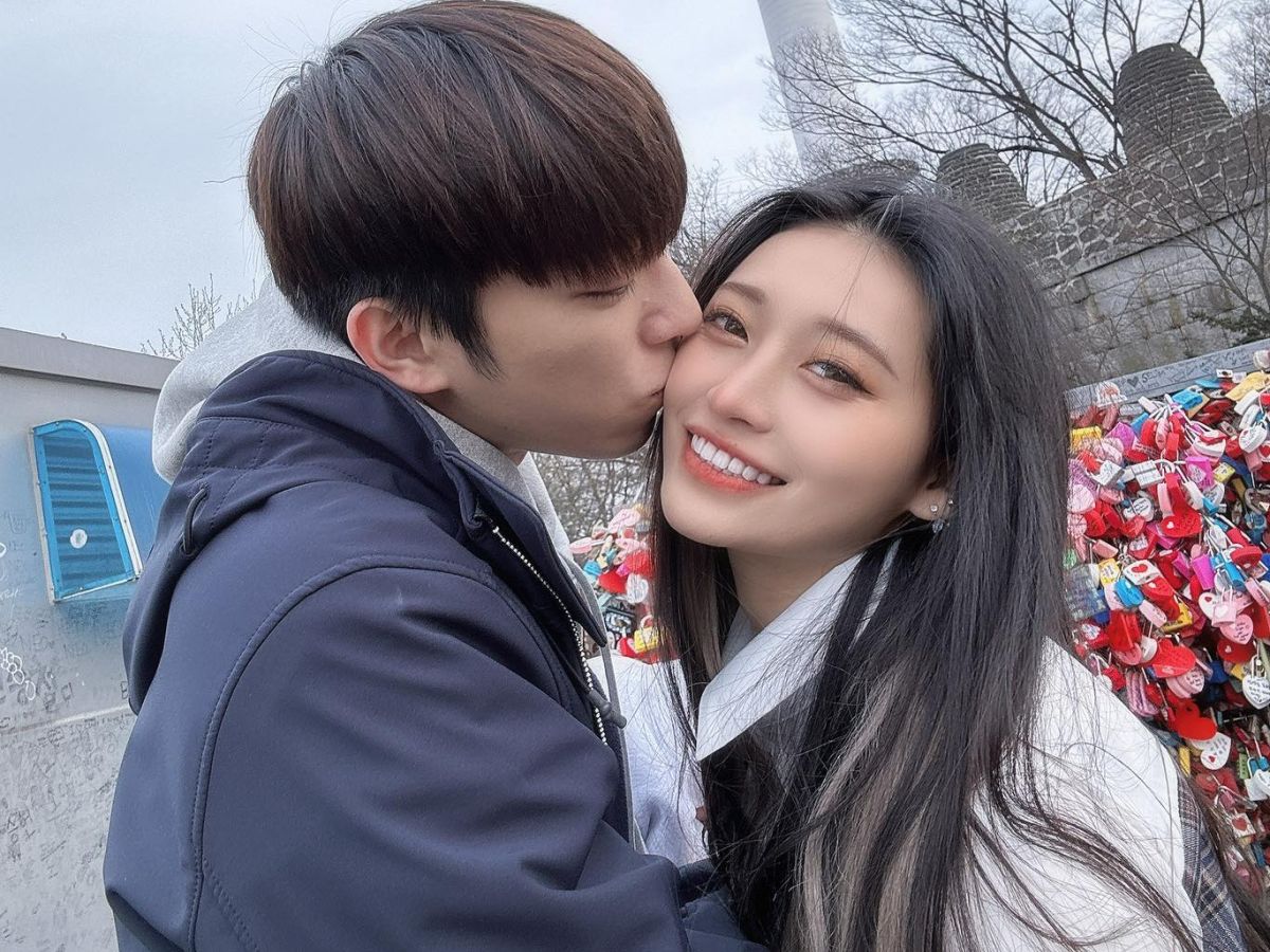 ▲長相神似周子瑜的「國民女友」祈錦鈅，深夜在臉書公開未婚夫親親甜照放閃，坦承想嫁了，「可能會先登記」。（圖／翻攝祈錦鈅臉書）