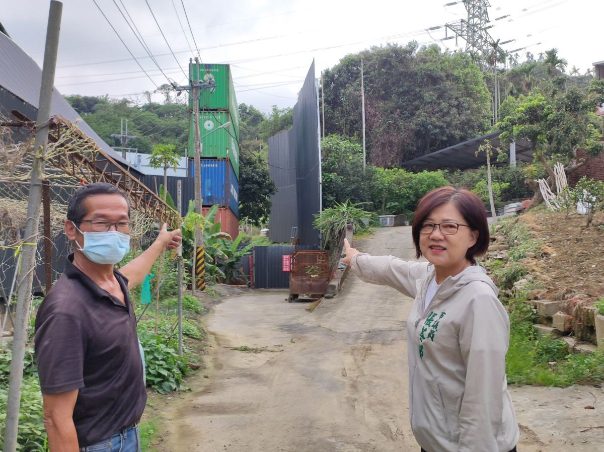 ▲砂石廠業者改善噪音竟在民眾住家前用貨櫃疊成隔音牆(圖／張芬郁提供2023.5.18)