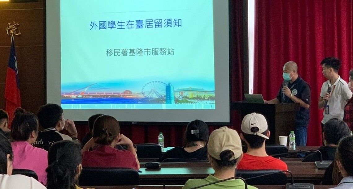 ▲前往經國管理暨健康學院與學生進行交流。（圖／移民署提供）