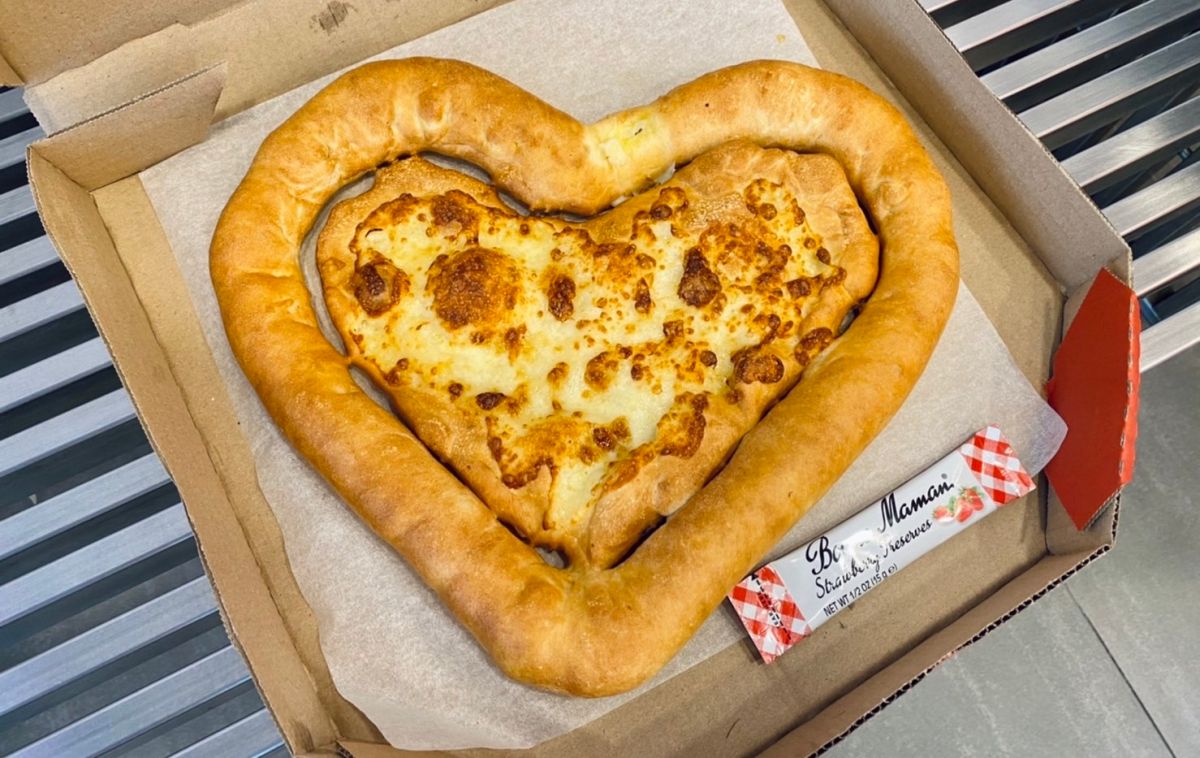 ▲必勝客愚人節「零傷害比薩」變成浪漫520告白神器「愛芝心圈圈」，開箱心型香濃芝心餅皮圈圈＋愛心莫札瑞拉起司餅，還附上法國Bonne Maman草莓醬。（圖／記者蕭涵云攝）