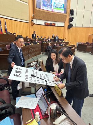 張善政簽承諾書 ▲魏筠拿出一張承諾書請張善政簽名,張善政也於會後簽名並表示,不會落跑去和侯友宜搭檔。(圖/魏筠提供)