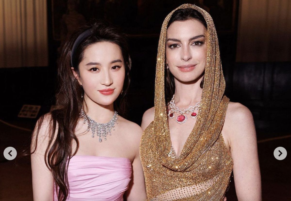 ▲劉亦菲（左）參加寶格麗珠寶晚宴時和好萊塢女星安海瑟薇（右）合照，兩大女神顏值都在線，讓網友直呼「東西方美學的碰撞太養眼了」。（圖／翻攝自bulgari IG）