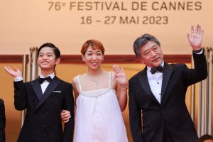▲《怪物》黑川想矢（左起）、安藤櫻、導演是枝裕和出席第76屆坎城影展。（圖／《怪物》官方Twitter）