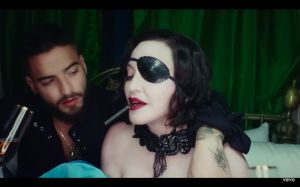 ▲瑪丹娜(右)近期和小她35歲的哥倫比亞歌手馬盧瑪(Maluma)過從甚密,她還在個人社群平台曬出兩人的親密合照。(圖/翻攝瑪丹娜 YT) ▲瑪丹娜(右)近期和小她35歲的哥倫比亞歌手馬盧瑪(Maluma)過從甚密,她還在個人社群平台曬出兩人的親密合照。(圖/翻攝瑪丹娜 YT)