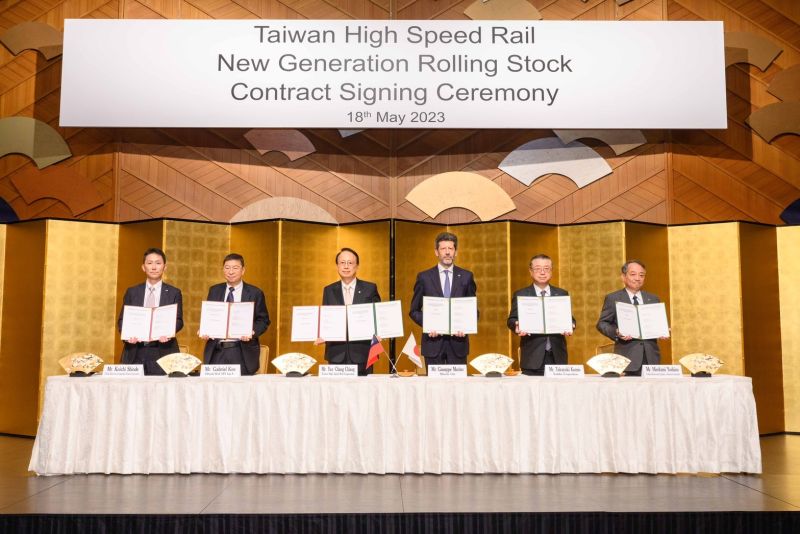 ▲台灣高鐵公司今（18）日赴日本東京與日立東芝聯盟簽訂契約，將採購12組新世代列車，預計2027年正式營運。（圖／台灣高鐵公司提供）