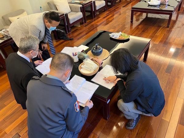 ▲不僅有決策作風,蔡英文第二任在官邸開會次數大幅增加,為了兵役制度與蹲地與國防幕僚討論,綠委認為不變的是事必躬親、注重細節。(圖/總統府提供)