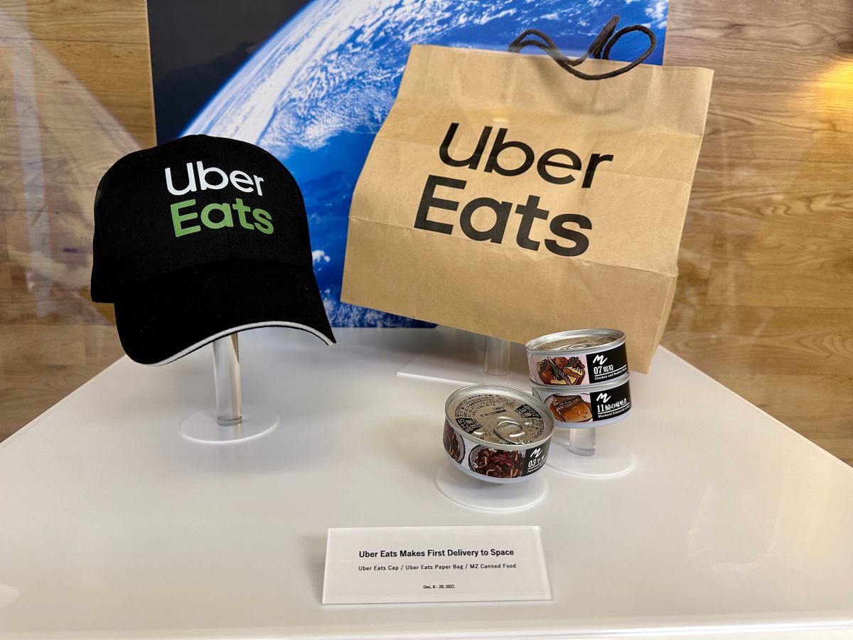 ▲史上第一張太空單由Uber Eats和富豪企業家前澤友作合作，由他擔任一日太空外送員，搭乘火箭將即食罐頭送至國際太空站的太空人手中，日本總部也擺上送上太空的罐頭。(圖／記者周淑萍攝)