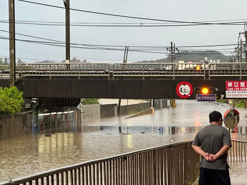 ▲新竹多個地下道已經淹水淹到不能通行。（圖/新竹人大小事）