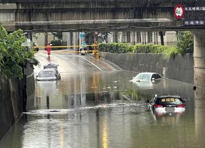 豪雨炸整晚！新竹地下道淹水吞3車　妹子開車嚇哭：世界末日
