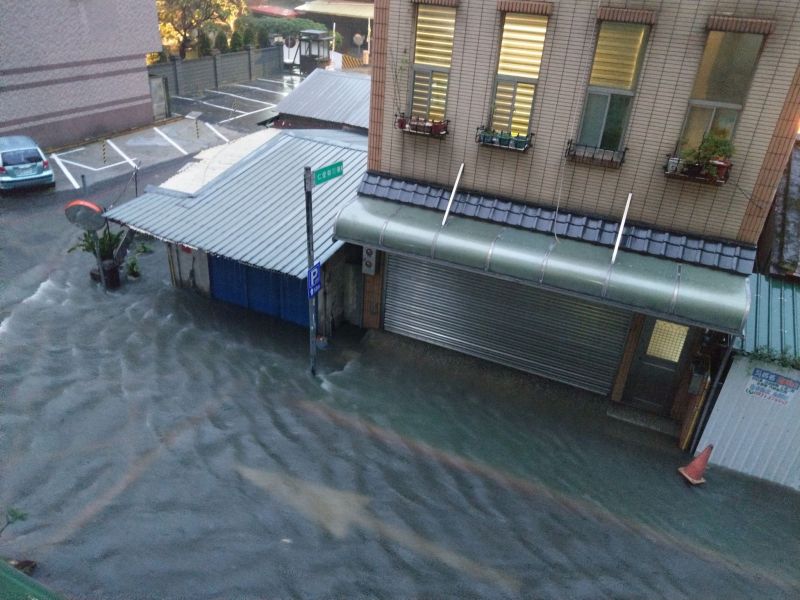 ▲新竹仁愛街傳出淹水災情。（圖／翻攝臉書）