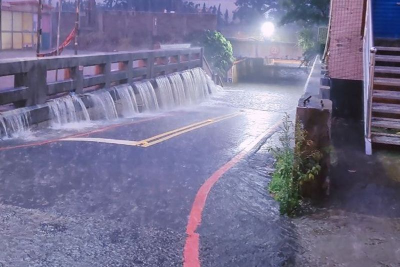 ▲新竹凌晨開始雷雨狂炸，多個地下道已經淹水成災。（圖/燒胖 新豐店 原燒胖福利社臉書）