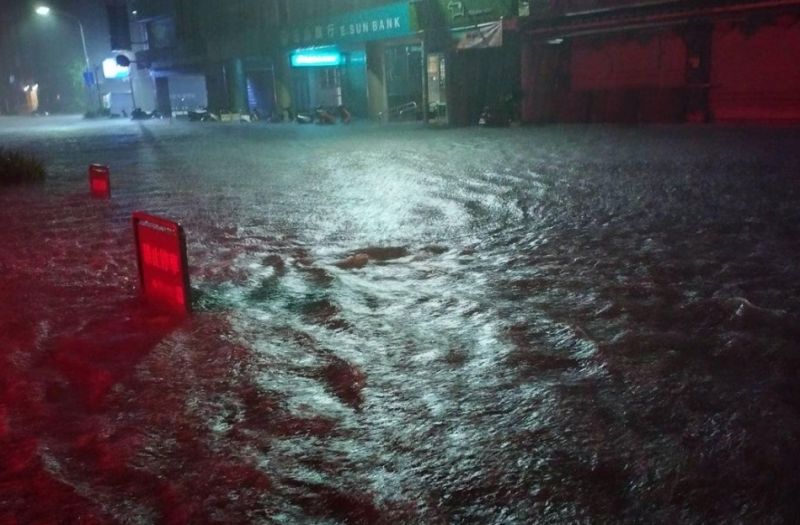 ▲新竹凌晨開始爆下雷雨，許多路上都已經傳出淹水災情。（圖/新竹市議員曾資程臉書）