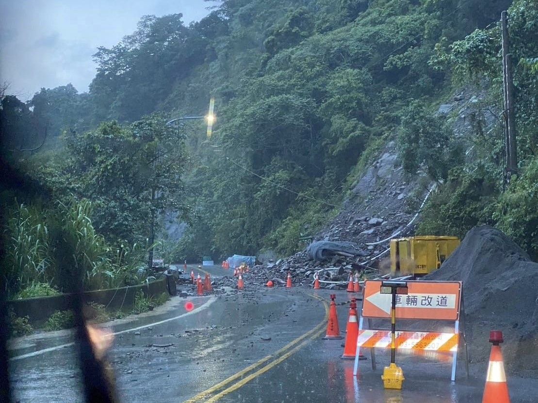 ▲苗21線受大雨影響傳出坍方。（圖／翻攝風志雄臉書）