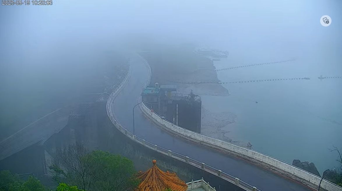 ▲桃園海線暴雨一夜，石門水庫一早一片迷濛。（圖／截自石門水庫即時影像YouTube）