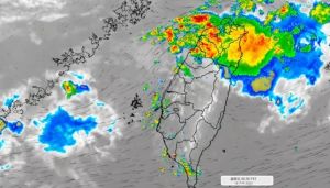 ▲小但爆發力驚人的雷雨胞，一直停在桃園新竹沿海，不斷長出新的雷雨移入陸地。（圖／翻攝自天氣風險）