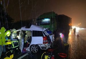 新竹雨彈炸裂！國1轎車凌晨失控打滑　大貨車閃避不及追撞釀2死
