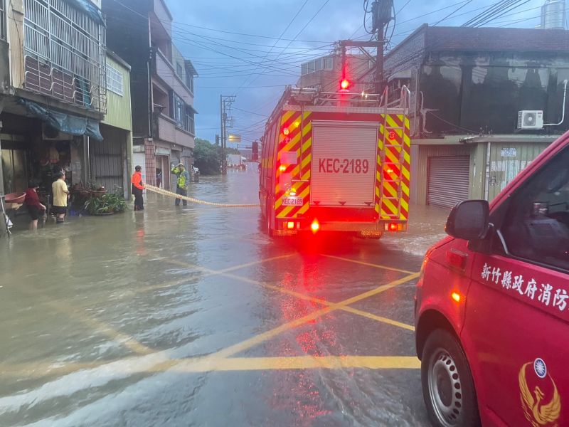▲梅雨季豪大雨造成新竹縣境內多處道路淹水無法通行，消防局也拉起警戒線防止民眾誤闖。（圖／新竹縣政府提供）