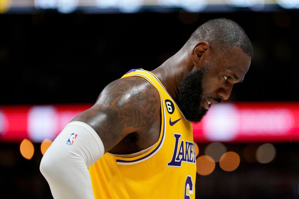 ▲洛杉磯湖人主場輸球，西區決賽處於0-3落後，LeBron James神情落寞。（圖／美聯社／達志影像）