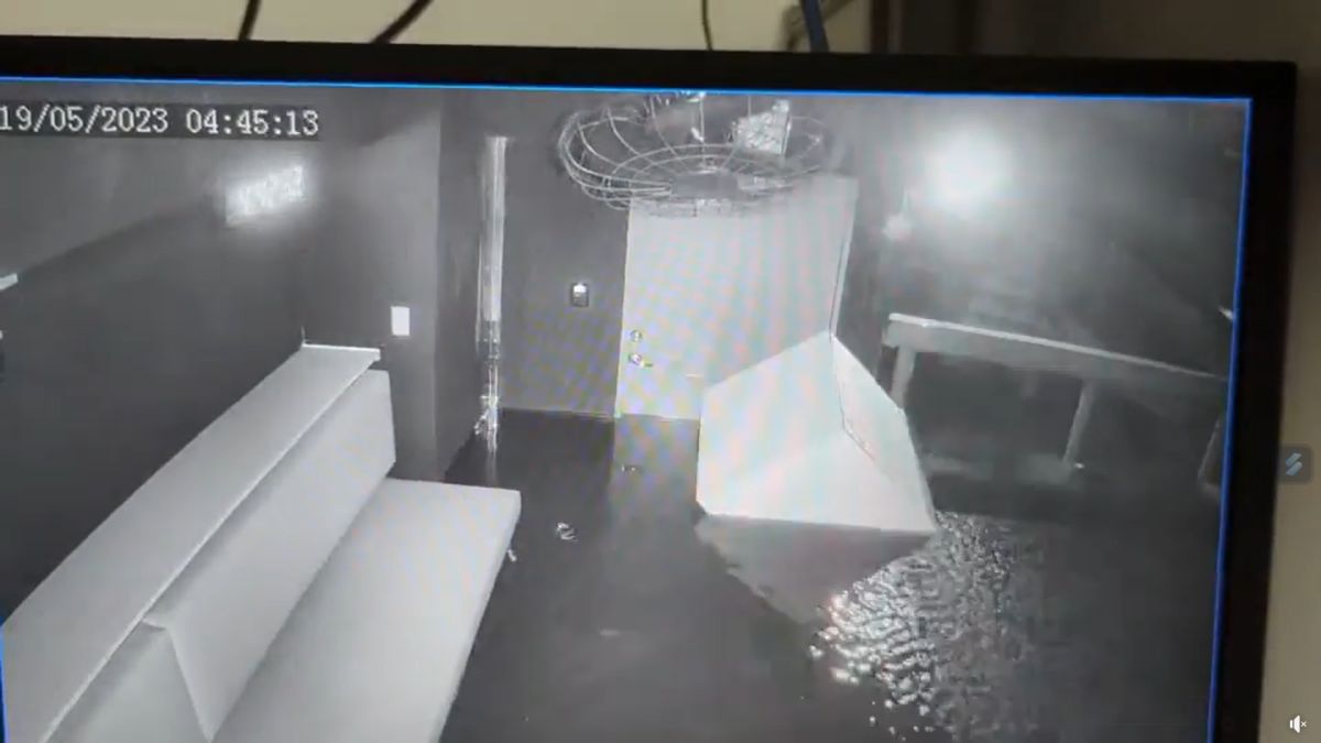 ▲12億元打造的新竹棒球場淹水，辦公室、球員休息區都進水，甚至櫃子還在水上漂移。（圖／翻攝黃揚明臉書）