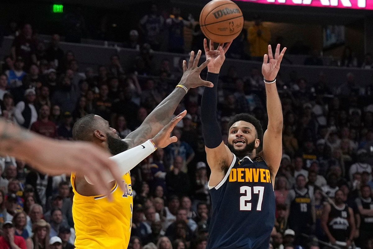 ▲Jamal Murray命中高難度外線跳投，LeBron James已經進行封阻，卻只能望球興嘆。（圖／美聯社／達志影像）