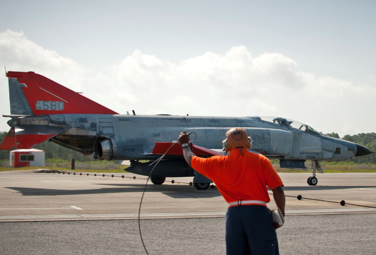 ▲美國越戰名機F-4幽靈式戰機除役後，部分擔任QF-4靶機任務，圖中可見要讓1架無人戰機飛起來並不容易。（圖／美國空軍）